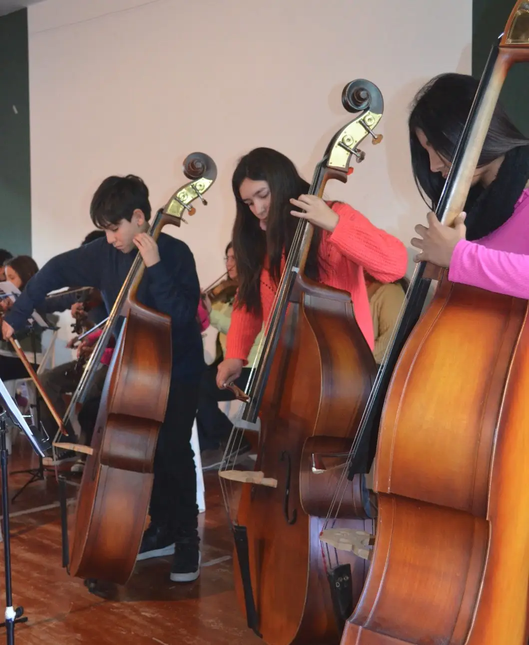 Alumnos tocando el chelo