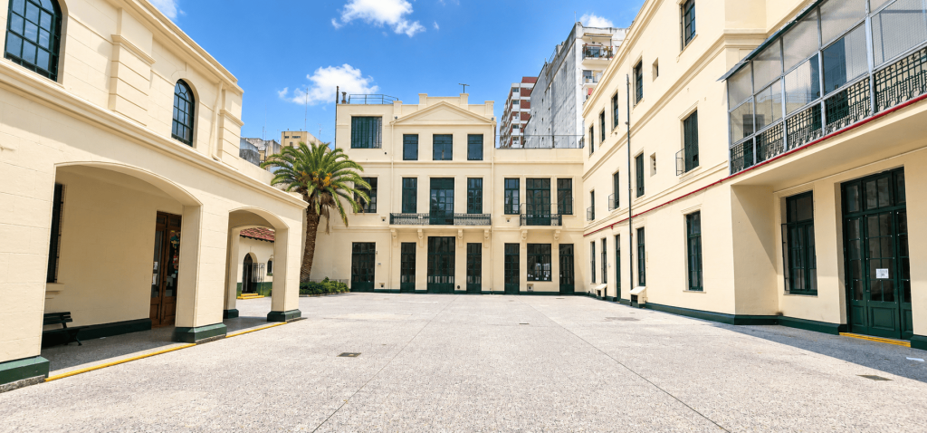 Un amplio patio de recreo en un día soleado